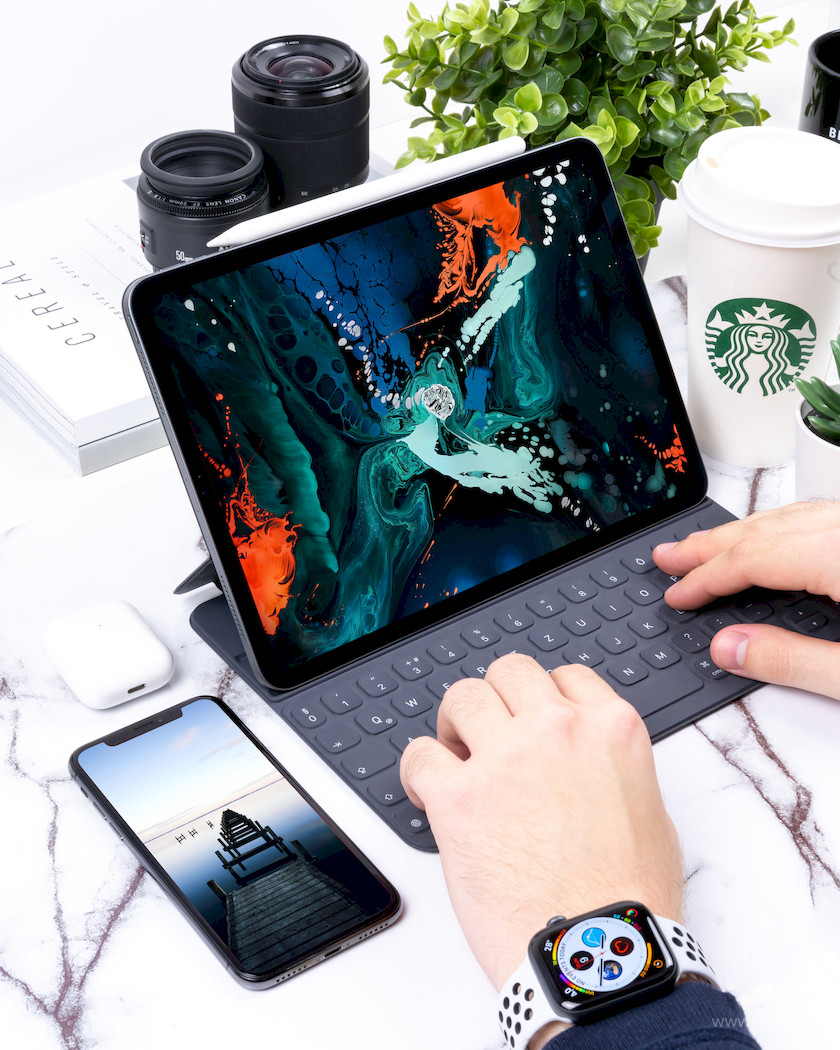 483634 iPhone 11 Pro & iPad Pro PSD Photorealistic Mockups1.jpg