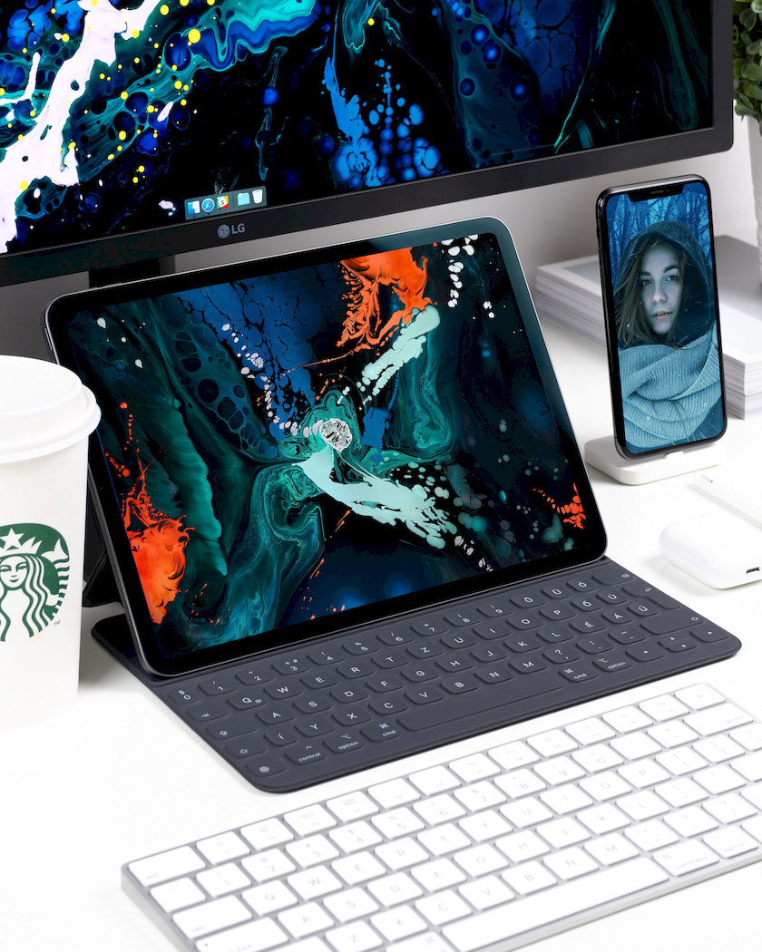 483634 iPhone 11 Pro & iPad Pro PSD Photorealistic Mockups2.jpg